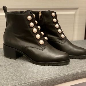 Lord&Taylor black leather w/ pearl detail booties. Size 61/2